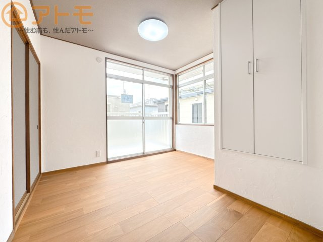 バルコニーに面したお部屋なので、布団などの大きなものも楽々干せます♪