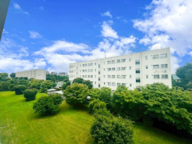 南向きで日当たりが良く洗濯物もよく乾きそうです　前面に棟がありますが間隔が広く圧迫感はございません。