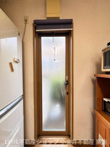 【その他設備】現地写真：キッチンには勝手口もございます。
