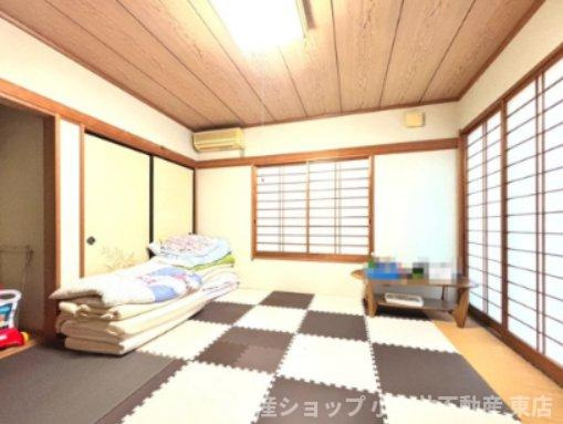 【和室】現地写真：8帖と押入、床の間もある和室は十分な広さがございますので来客時にも大活躍です。