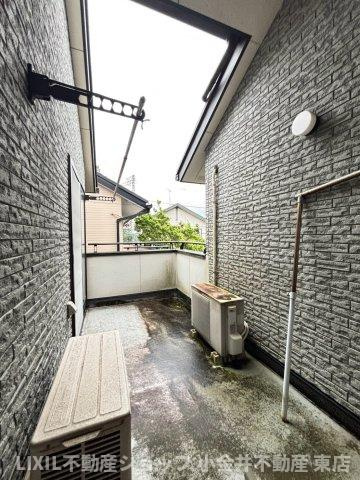 【バルコニー】現地写真：主寝室側のバルコニーとは別でもう1箇所バルコニーがございます。こちらも物干しがありお布団やお洗濯物が干せます！