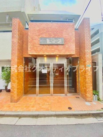 周辺にはお店など緑の多い環境の落ち着いた立地