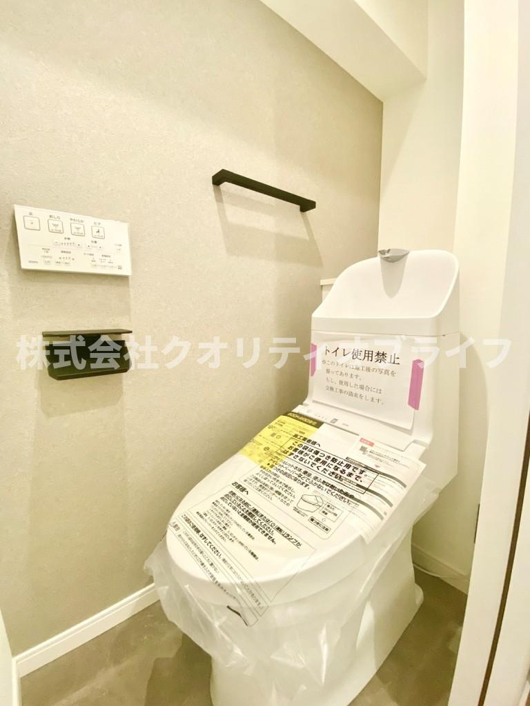 白が基調となっている清潔感のあるトイレ