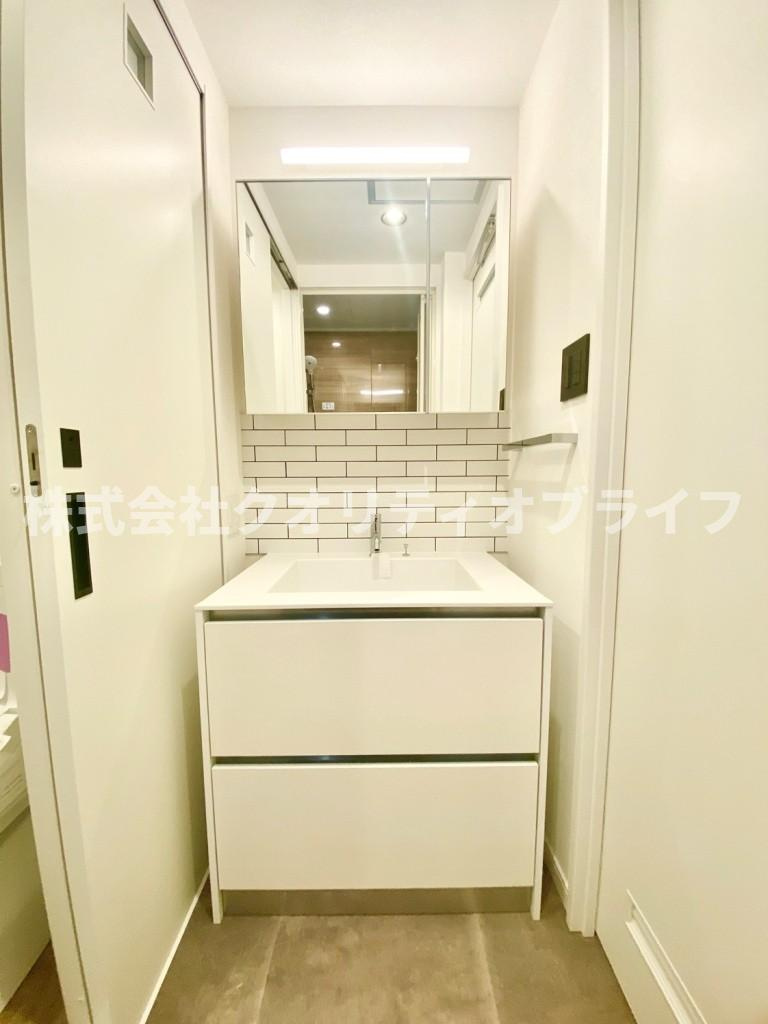 白タイル張りのきれいな独立洗面台