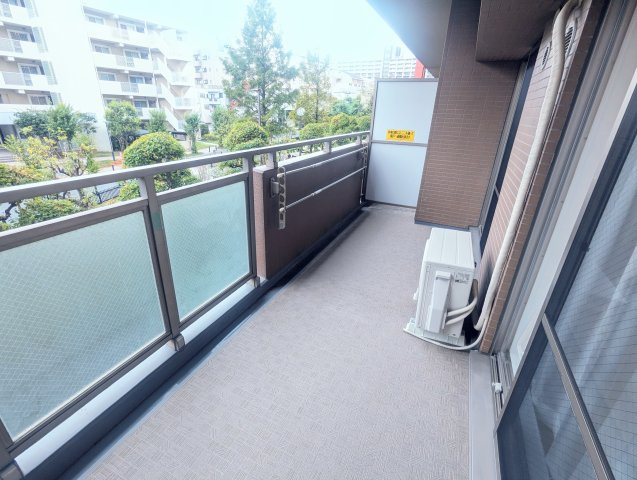 とても広いバルコニー、陽当たり良好かつ前面棟が無いので干したままお出かけしても気にならない感じです。