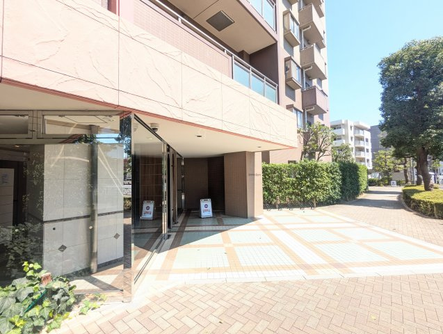 歩道もかなり広いのでゆとりのある造りですね
