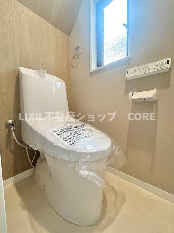 そのゆったりとした空間には洗練されたデザインのウォシュレット付きトイレを装備！