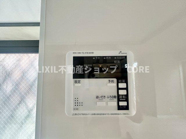 お風呂はボタンひとつで一定量の湯を浴槽に張ったり、保温や追い焚きをすることができる便利な機能付