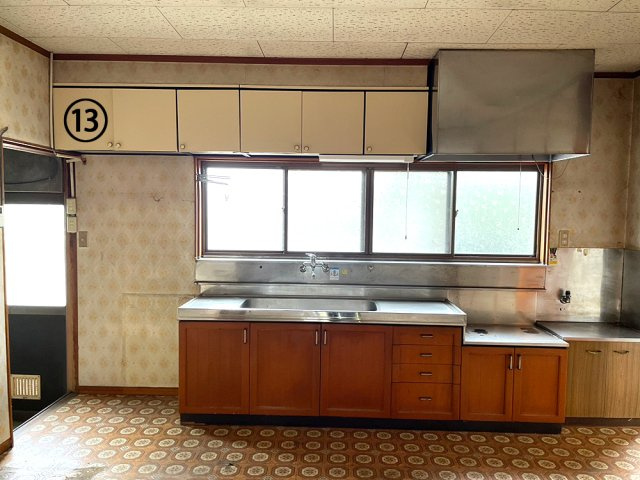 窓が大きいので明るいキッチンとなっております