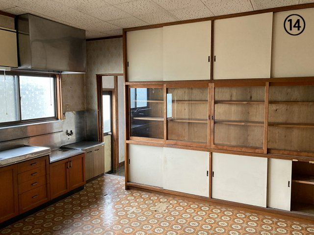 キッチン横には使いやすい備え付けの食器棚があります