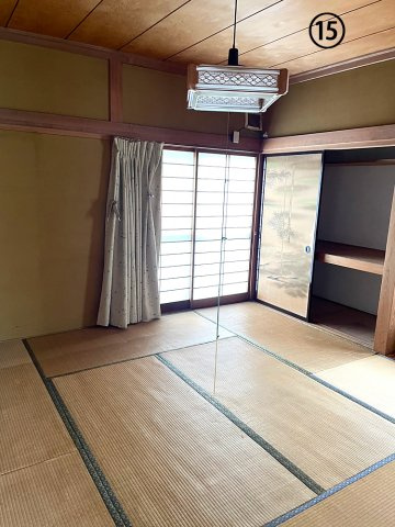 ダイニングキッチン横の和室Aです