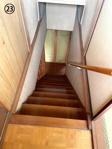 2Fから階段を下へ見たところです