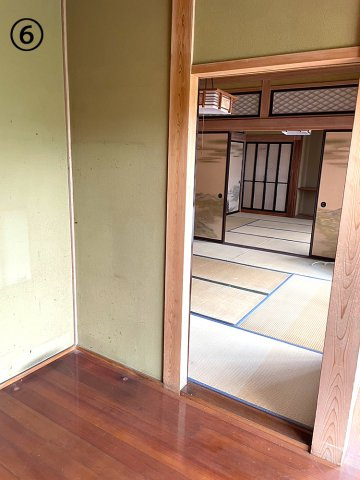 玄関ホールから右側の和室をみたところです