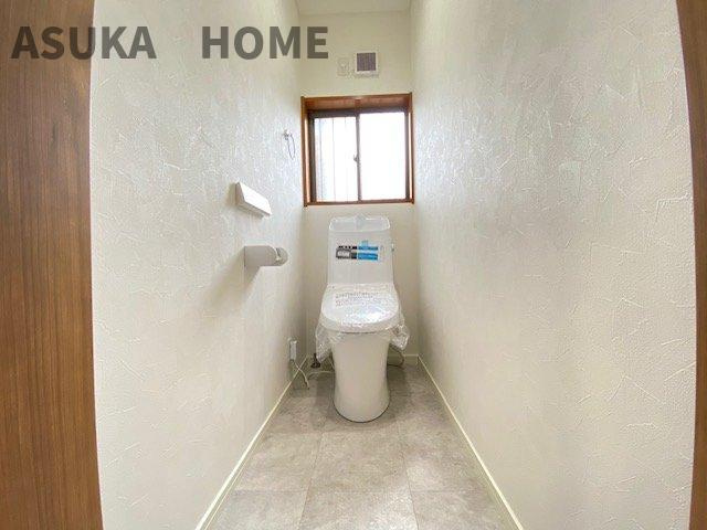 温水洗浄便座のトイレ設備です。奥行きの有るゆったりしたスペースのトイレ空間です。