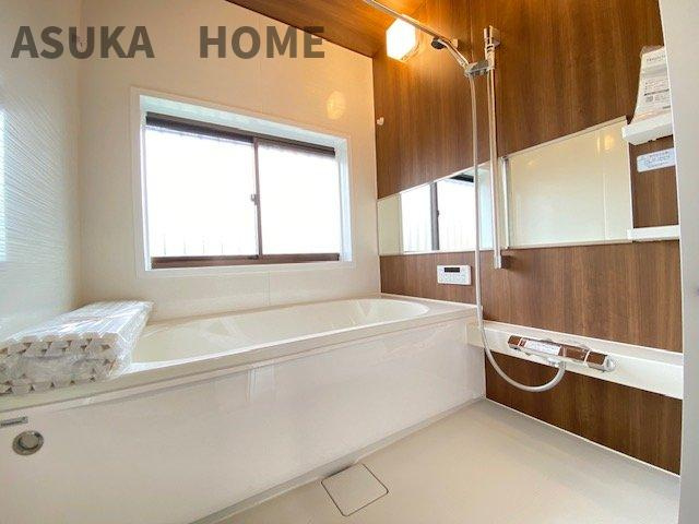 毎日の疲れを癒すバスタイム。窓付き・浴室換気乾燥暖房機付きでお風呂の環境の維持にも！