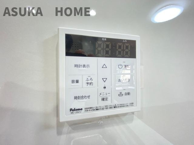 キッチン横にあるのでお料理しながら片手間でお風呂の準備が楽々です。