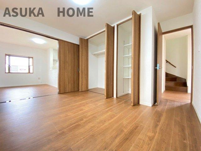 縁側に面した過ごしやすいリビング横のお部屋です。稼働棚の収納付きなので、ストック品の収納にも◎