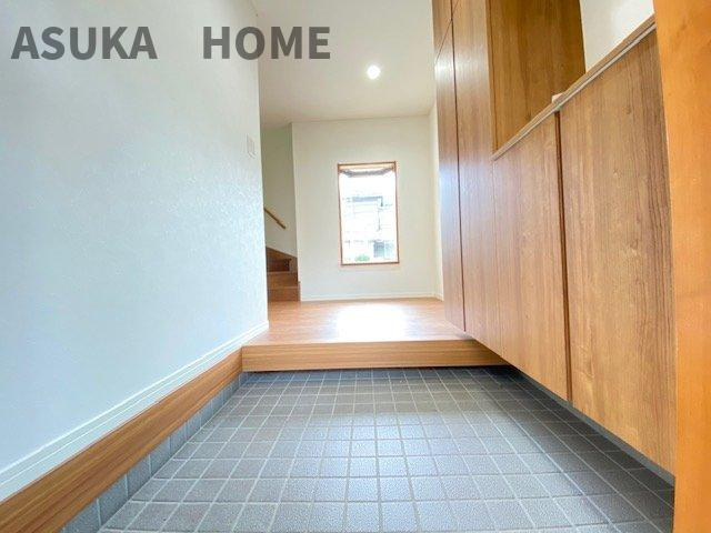 3面採光の明るい広々とした玄関ホールです。見通しのよい玄関は道路からも良く見えるので防犯面も安心です