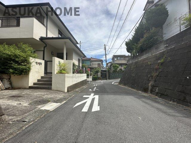車通りが少ない閑静な住宅街。道路幅もしっかりあるので駐車しやすいです。