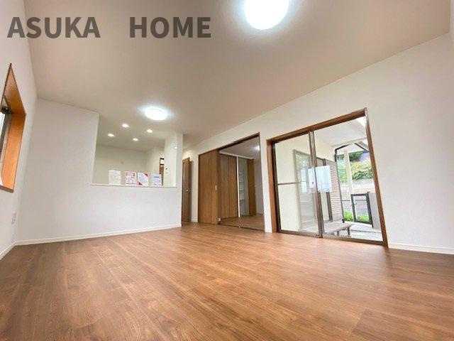 LDKと隣接した洋室は、リビングを広く使う事もできるので汎用性が高い間取りになってます。