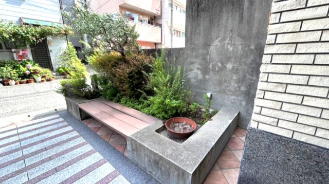 共用部のベンチや植栽がキレイに管理されています。