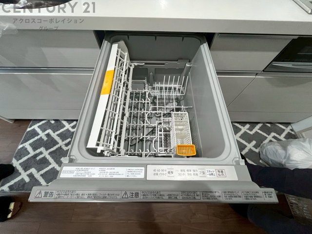 食器洗浄乾燥機は手洗いに比べて時間や労力を節約できます。また、高温のお湯で洗浄されるため、雑菌や細菌を殺菌する効果もあります。さらに、乾燥機能があるため、手で拭く手間も省け衛生的に保管できます。
