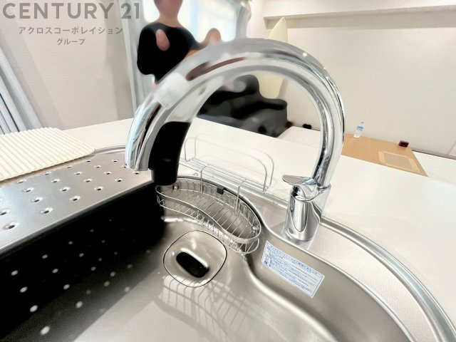 浄水機能付キッチン水栓は、飲み水や調理水の品質を向上させ、健康と安全をサポートします。便利な直飲みや炊飯用水として利用でき、ボトル水の買い物やストックの必要がなくなります。