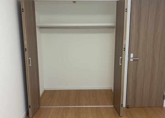 デザイン性を重視しすぎて収納が少なかった！なんてことにならないため、事前に現地で収納の数を確認しておくことをお勧めします。クローゼット以外にも床下収納や屋根裏収納、パントリーなどもチェックしましょう。