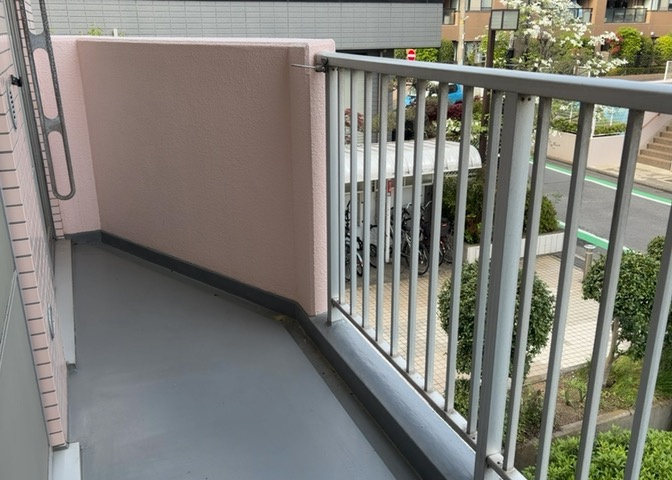 バルコニーは、室外の専用スペースのうち、「屋根がなく開放された空間」であるものを指します。ベランダより広いタイプのものが多く、日当たりもよいため家庭菜園などを楽しみたい人にとって適した環境となります。