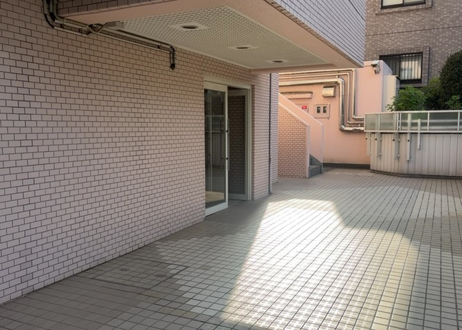 マンションのエントランスには、もともと風よけや防犯の役割がありますが、マンションによって宅配ボックスなどの設備が備わっている所もあります。日々の生活をイメージしながら生活しやすさをチェックしましょう。