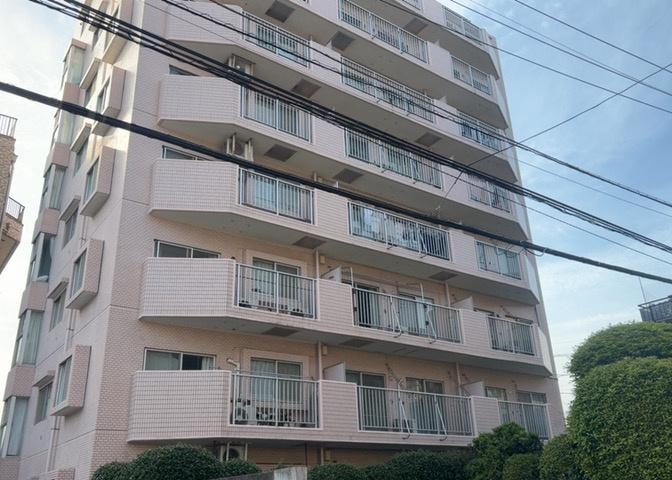 外観はマンション管理がされているかの目安になります。築年数が古いと、壁面は劣化してひび割れが生じることも！建物が古びていても細かいところが修繕されていると、きちんと管理されているなぁと感じるでしょう。