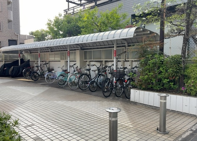 マンションの駐輪場は、事前に空きがあるか確認を取ると安心です。せっかく入居したのに駐輪スペースがない！なんてことになったら大変ですよね。そこで、内見時や購入前にはまず事前に確認しておくと良いでしょう。