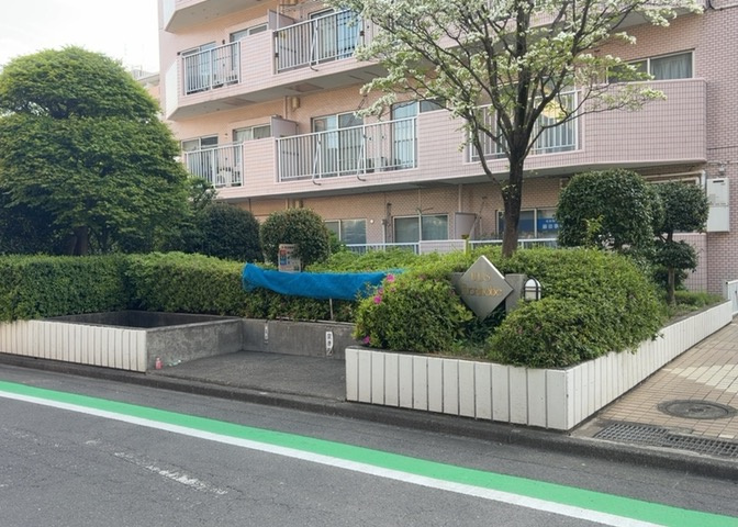 中庭（パティオ）とは、一つの建築物の内部に設けられた、壁などで囲われている庭のことを指します。コの字型、ロの字型が主流ですが、L字型の中庭もあります。最近では、インテリア性の高さからも人気があります。