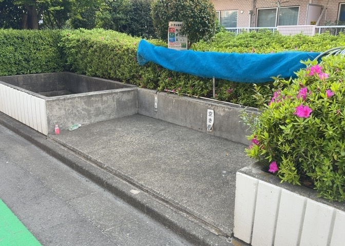 共有部分は、住民なら誰もが使える設備のこと。例えば駐車場やエレベーター、インターネット設備、セキュリティ設備などがあります。他にも、マンションの廊下・外部階段やエントランス・ゴミ置き場などがあります。