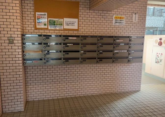 エントランス付近に設置されている集合ポストは、住んでいる部屋と離れているため、ポストをあさるなど誰かに何かされていても被害に気づきにくいです。入居する時には他人に特定されにくい番号で鍵をかけましょう！