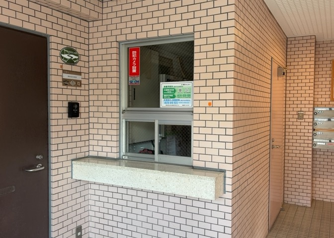 受付はマンションコンシェルジュがいる場合もあれば、管理人が滞在する小部屋を総称して呼ぶことがあります。主にエントランスに設置されていることから、防犯面でも期待ができます。防犯設備がない場合はより安心！