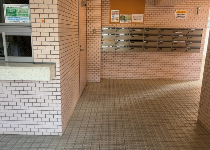 ラウンジは、マンションの共用スペースに椅子やテーブルなどを配置した利用者が寛げる空間です。屋内型ラウンジと屋外型ラウンジがあります。共用部分の管理状況と合わせて、詳細については現地でご確認ください。