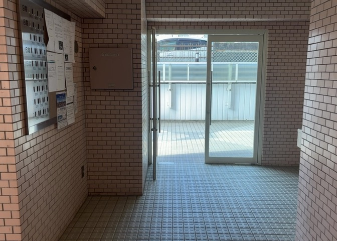 ロビーというと、エントランスと何がちがうの？と思いますよね。実はロビーとエントランスには明確な決まりはありません。物件によっては、エントランスを入って広がるある程度の広さのある空間がロビーとなります。