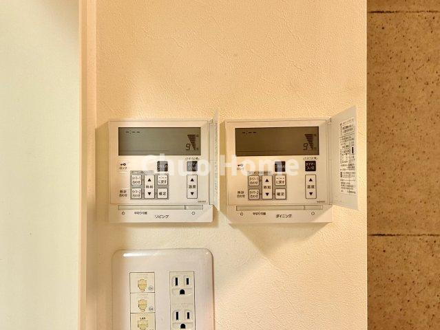 【床暖房】冬は足元から暖めてくれる床暖房はエアコンとは違って埃が舞いませんので健康にも良さそうですね。