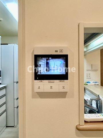 【モニターホン】誰が来たかすぐにわかるカラーモニター付きインターホン。通話ボタンを押すまでは室内の音は漏れていませんので相手を確かめてから応対できます。