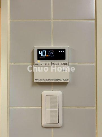 【給湯リモコン】外での一日を忘れさせてくれるオートバス機能でお好みの湯量・温度に調整された浴槽。