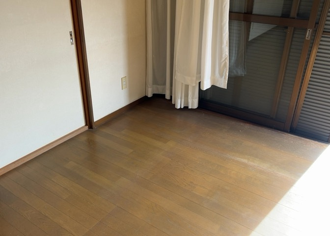 洋室のメリットは重い家具が置きやすく、身の回りが整理しやすいことです。　床がフローリングのため畳とは異なり凹みにくいです。　クローゼットなど収納が豊富で、普段使わない旅行カバンや服の整頓も簡単にです。