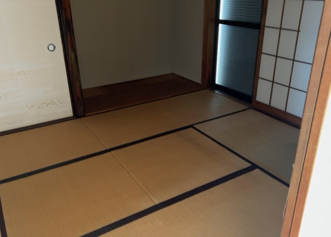 寝室でゆっくりと過ごすためにはベッド周りの適度な空間を担保することや窓の位置、照明の明るさ、寝室の広さなどを考える必要があります。自身や家族の構成とライフスタイルに併せて寝室にする部屋を選びましょう！