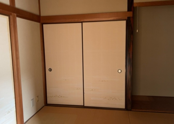 デザイン性を重視しすぎて収納が少なかった！なんてことにならないため、事前に現地で収納の数を確認しておくことをお勧めします。クローゼット以外にも床下収納や屋根裏収納、パントリーなどもチェックしましょう。