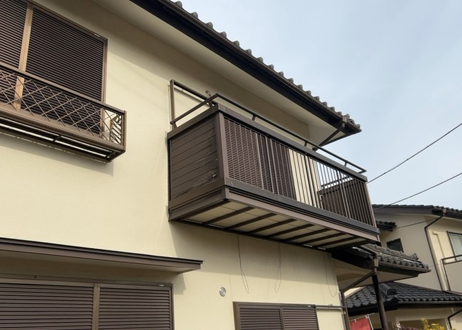バルコニーは、室外の専用スペースのうち、「屋根がなく開放された空間」であるものを指します。ベランダより広いタイプのものが多く、日当たりもよいため家庭菜園などを楽しみたい人にとって適した環境となります。