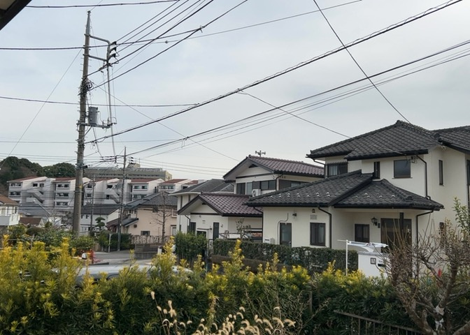 眺望を気にして物件を探す場合、前面に建物が建っていないか現地で確認しましょう！前面に建物があると景色はもちろん、日当たりや風通しにも影響が出てきます。住んだ時のことを想像しながら現地見学をしましょう。