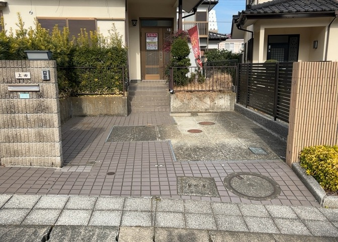 駐車場と明記されていても、最小スペースでつくられた駐車場だと大型車は駐車できなかったり、出入りしにくくなったりする可能性があります。お車のサイズと購入したい物件の駐車場のサイズを現地で確認しましょう。
