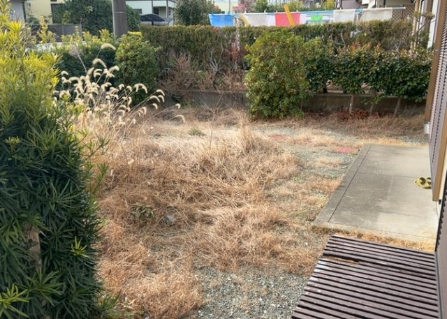 庭があることでガーデニングや家庭菜園はもちろん、こどもの遊び場やペットを放して遊ぶことができます。また、家の周囲に余裕があるということです。隣地との間があれば、十分な日当たりと、風通しが確保できます。