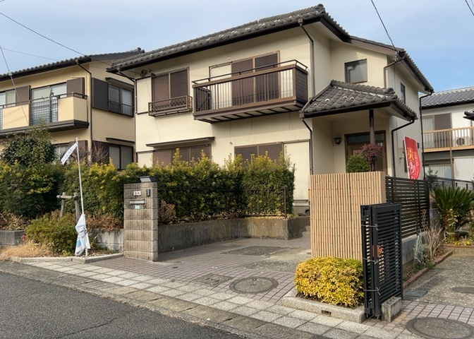 住宅用の土地では前面道路に2m以上接していなければならないと法律で定められています。しかし、お持ちの車のサイズやライフスタイルなどにより、2mでは利便が悪い場合もございますので、事前に確認しましょう。