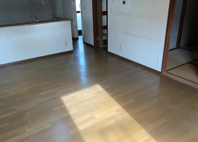 L型アイランドタイプは、キッチンからダイニングにもリビングにも目が行き届くので、とても使いやすい配置です。L字型独立タイプは、キッチンを独立させてるためLDKというよりもLDといった様なイメージです。